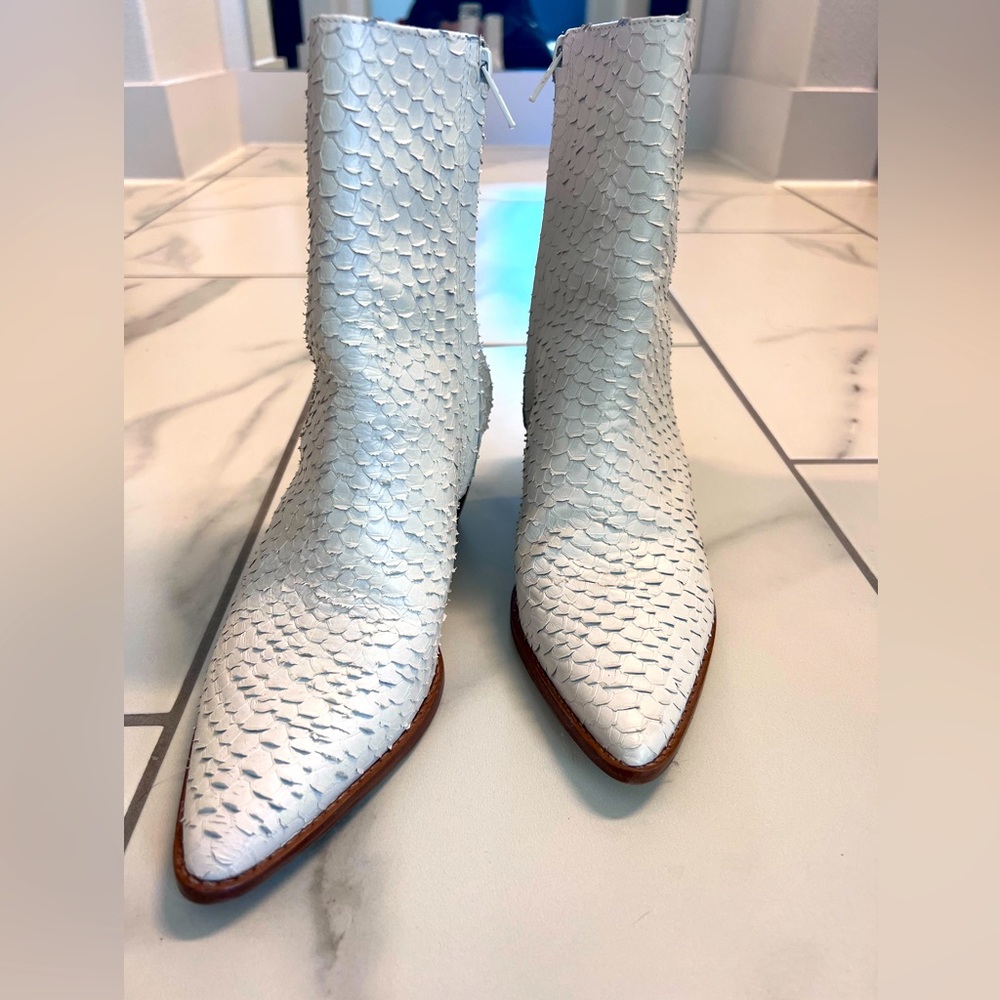Worn twice - Matisse Caty Ankle Boot, in white size 6.5!